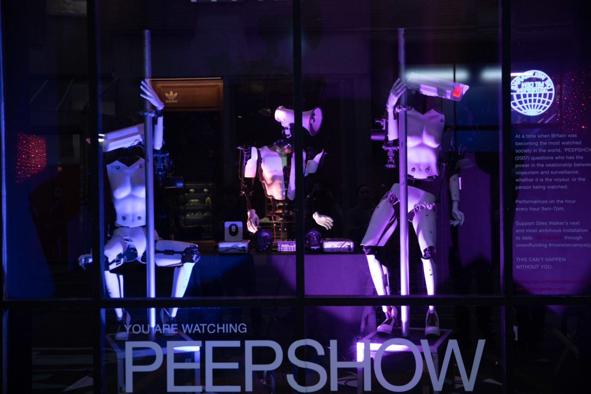 Στο έργο Peepshow [Θυριδοσκόπιο, 2008] του Giles Walker [Τζάιλς Γουώκερ], δύο ρομποτικές χορεύτριες σε στύλο, ένα ρομπότ που επιλέγει τη μουσική και ένας προσομοιωμένος θεατής κινούνται με κινητήρες και υπολογιστή. Ο βρετανός καλλιτέχνης κατασκευάζει κινητικά γλυπτά από ανακυκλωμένα υλικά, μεταφέροντας τον χορό σε στύλο στο πεδίο της ρομποτικής εικαστικής εγκατάστασης.