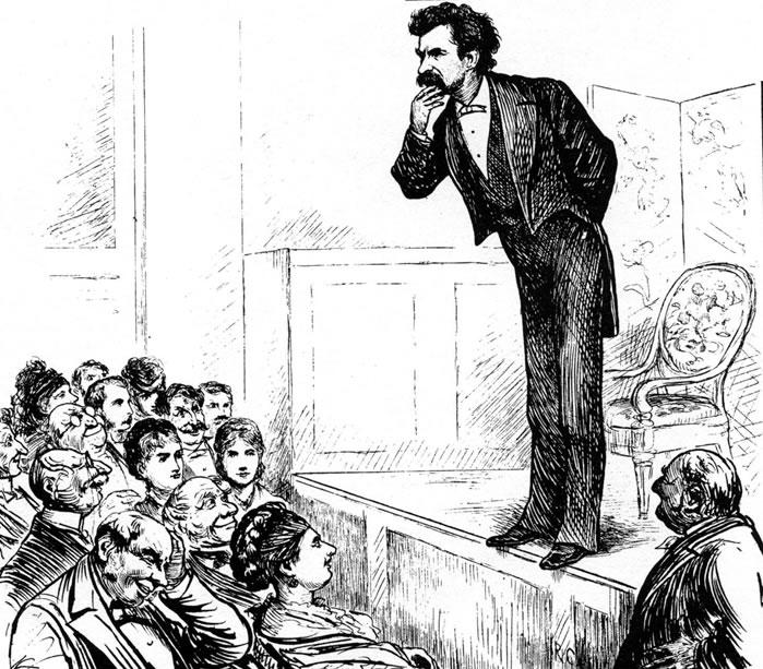 Ο Mark Twain [Μαρκ Τουαίην] σε κωμική διάλεξη [comic lecture]. Οι διαφημίσεις των εμφανίσεών του από το 1866 και εξής υπόσχονταν «The doors will open at 7 o'clock, and the trouble will begin at 8» [Οι πόρτες ανοίγουν στις 7, και ο μπελάς αρχίζει στις 8]: με τη βραδεία, «σοβαροφανή» εκφορά και τον άμεσο, αυτοσαρκαστικό μονόλογο προς το κοινό, οι διαλέξεις του θεωρούνται πρόδρομη μορφή της στάντ-απ κωμωδίας. Χαρακτικό, 19ος αιώνας.