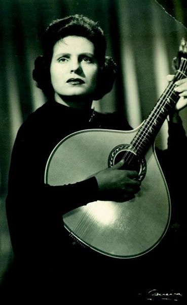 Η [[#Amália Rodrigues [Αμάλια Ροντρίγκες]#]], η κορυφαία ερμηνεύτρια του πορτογαλικού φάντο [fado]. Στο συγκεκριμένο μουσικό είδος, η φωνητική μουσική λειτουργεί ως το κατεξοχήν μέσο για την έκφραση έντονων συναισθηματικών καταστάσεων (όπως η χαρακτηριστική πορτογαλική μελαγχολία ή&nbsp;σωντάντ [saudade]). Η Ροντρίγκες ανέδειξε παγκοσμίως τις δραματικές και αφηγηματικές δυνατότητες της ανθρώπινης φωνής, αποδεικνύοντας πώς η σόλο ερμηνεία, στηριζόμενη στη χροιά και τη θεατρικότητα της έκφρασης, μπορεί να μετουσιώσει μια τοπική παράδοση σε οικουμενικό καλλιτεχνικό βίωμα.