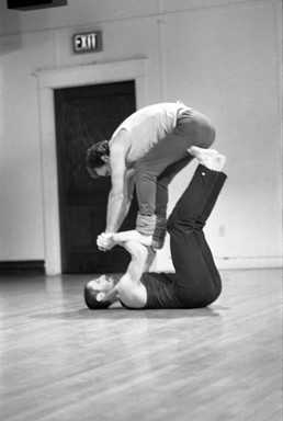 Στιγμιότυπο των χορευτών Steve Paxton και [[#Peter Ryan [Πήτερ Ράιαν]#]] κατά τη διάρκεια παράστασης και εργαστηρίου, βασισμένων στην τεχνική του αυτοσχεδιασμού επαφής, Western Front, Βανκούβερ, (1983).