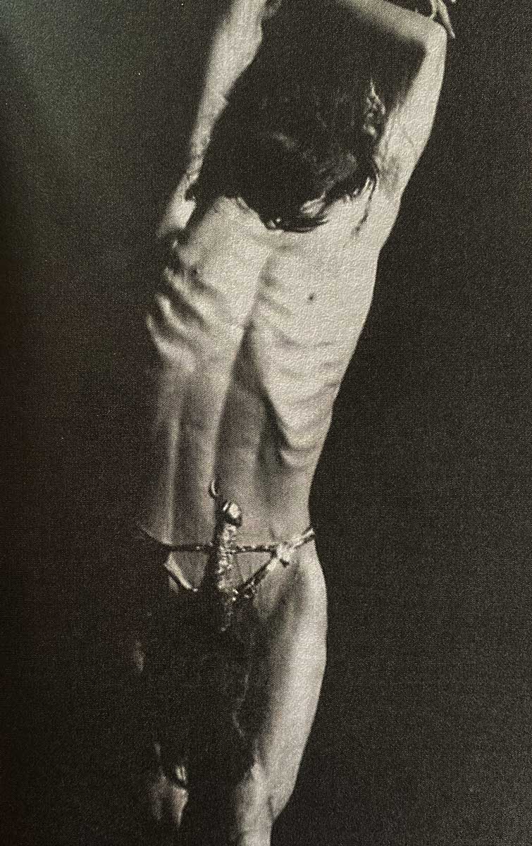 Ο Tatsumi Hijikata [Τατσούμι Χιτζικάτα], θεμελιωτής του χορού μπουτό στην επιτέλεση Nikutai no hanran [Η εξέγερση της σάρκας], Τόκυο, 1969. Το «μανιφέστο» αυτό του χορού μπουτό αναδεικνύει τη σωματικότητα ως πεδίο εξέγερσης: το γυμνό, οριακό σώμα [nikutai], φορτισμένο με την υλικότητα της σάρκας, ανατρέπει τις αρμονίες του κλαsσικού μπαλέτου και τις κοινωνικές διακρίσεις ανάμεσα στο ωραίο και το γκροτέσκο, το αρσενικό και το θηλυκό, τον έρωτα και τον θάνατο.