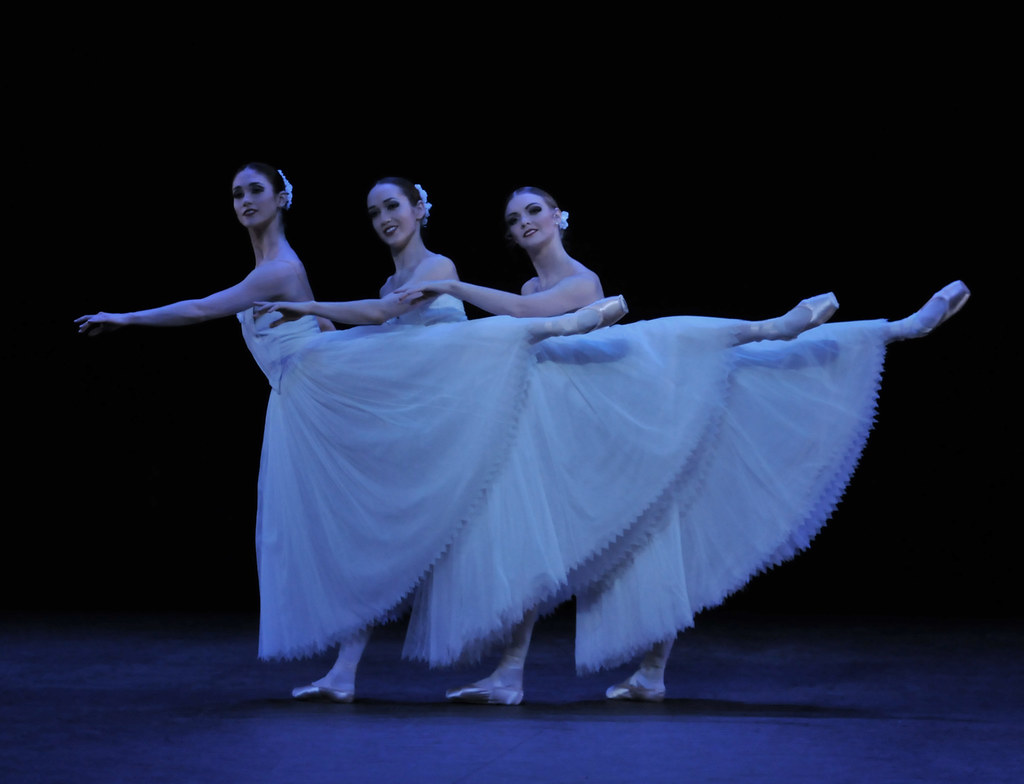 Στιγμιότυπο από το μπαλέτο Suite en Blanc (English National Ballet).