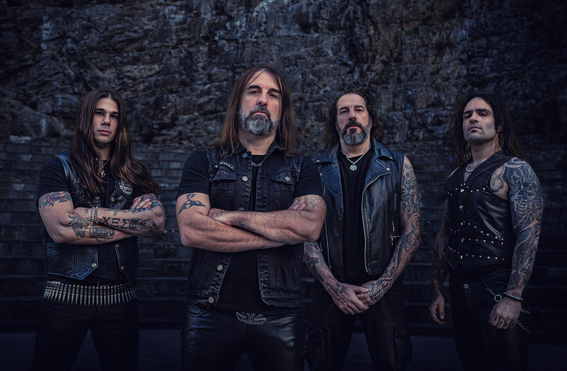 Rotting Christ: Οι πρεσβευτές του ελληνικού metal στον κόσμο. Από το 1987, τα αδέρφια [[#ΣάκηςΤόλης#]] και [[#Θέμης Τόλης#]] χαράζουν μια μοναδική πορεία, συνδυάζοντας το σκοτεινό black metal με θρησκευτική μυσταγωγία και αρχαιοελληνικές αναφορές. Μια μπάντα-θρύλος που κατέκτησε τις παγκόσμιες σκηνές παραμένοντας πιστή στις ρίζες της.