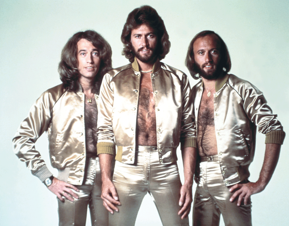Οι Bee Gees [Μπη Τζηζ] το 1979, στην περίοδο της παγκόσμιας επιτυχίας τους με τη μουσική επένδυση της ταινίας - μιούζικαλ Saturday Night Fever [Πυρετός το Σαββατόβραδο] (1977). Το ομαδικό φαλσέττο των αδελφών Gibb [Γκιμπ], εμβληματικό της ντίσκο αισθητικής, κατέκτησε την υψηλή φωνητική περιοχή ως εμπορικό και υφολογικό σήμα κατατεθέν, αναδεικνύοντας τη μετάβαση του φαλσέττου από το σόουλ ιδίωμα στη δημοφιλή μουσική κουλτούρα της δεκαετίας. Φωτογραφία: © Michael Ochs Archives / Getty Images.