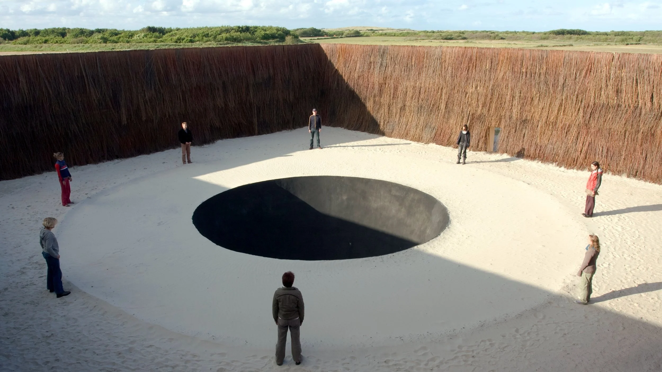 Στιγμιότυπο από την τοποσυναφή περιπατητική παράσταση Walking του Robert Wilson, κατά την οποία το κοινό περπατούσε επί τέσσερις ώρες στο ιδιαίτερο τοπίο του νησιού Terschelling στα βόρεια της Ολλανδίας, το οποίο ήταν διαμορφωμένο με αρχιτεκτονικές και ηχητικές εγκαταστάσεις των Theun Mosk και Boukje Schweigman. Oerol Festival, Νησί Terschelling, Ολλανδία, 13-22 Ιουνίου 2008. 