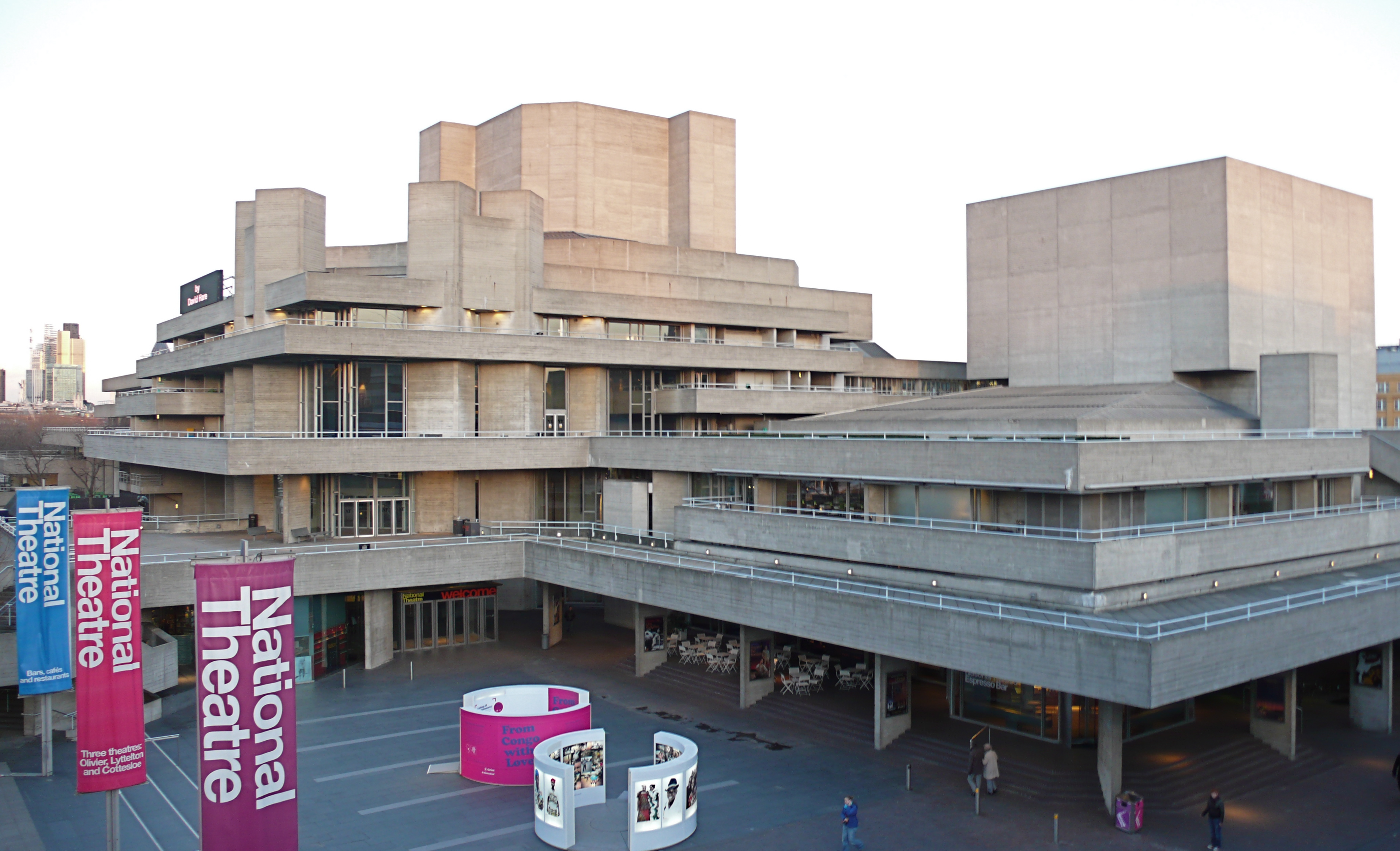 Το Εθνικό Θέατρο του Λονδίνου (Denys Lasdun [Ντένυς Λάσνταν], 1976), από τα γνωστότερα δείγματα μπρουταλισμού στη Βρετανία. Οι αναβαθμοί από εμφανές σκυρόδεμα κατεβαίνουν κλιμακωτά προς τον Τάμεση, και πάνω τους υψώνονται οι δύο πύργοι σκηνής. Το κτίριο εκφράζει την αντίληψη του Lasdun για την αρχιτεκτονική ως αστικό τοπίο, χαρακτηριστική της μεταπολεμικής αρχιτεκτονικής του θεάτρου.