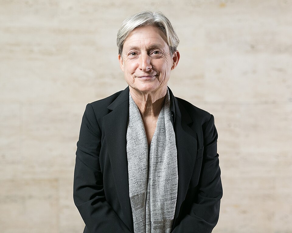 Το [[#Judith Butler [Τζούντιθ Μπάτλερ]#]] στη Βαρκελώνη, το 2018. Στο Gender Trouble [Αναταραχή φύλου] (1990) διατύπωσε τη θεωρία της επιτελεστικότητας, σύμφωνα με την οποία το φύλο δεν εκφράζει μια εσωτερική ουσία. Το φύλο παράγεται από επαναλαμβανόμενες σωματικές και ομιλιακές πράξεις, οι οποίες δημιουργούν την εντύπωση της φυσικότητας.