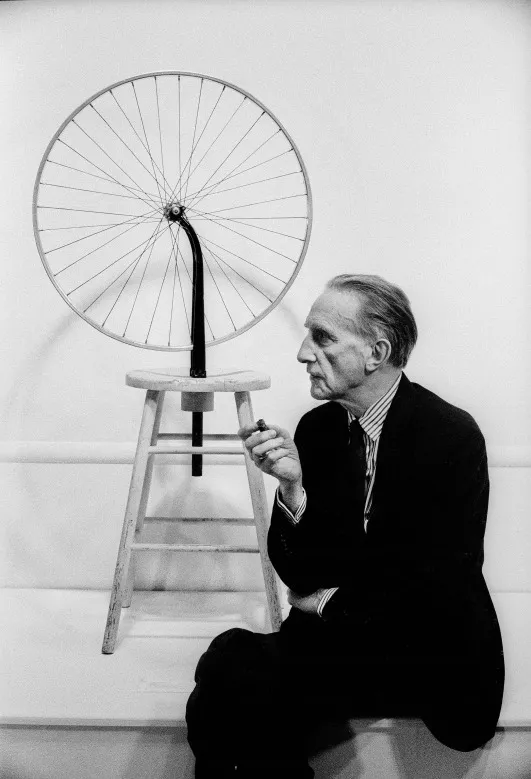 [[#Marcel Duchamp#]] [[#Μαρσέλ Ντυσάν#]], Bicycle Wheel [Ρόδα ποδηλάτου], 1913. Το έργο αυτό αποτελεί μάλλον το πρώτο έτοιμο αντικείνενο [readymade] του Ντυσάν. Ο καλλιτέχνης επέλεγε συνηθισμένα καθημερινά αντικείμενα και τα παρουσίαζε ως έργα τέχνης, χωρίς κάποιο αισθητικό ή οπτικό κριτήριο. Αντιθέτως, στόχος του ήταν να υπονομεύσει τη χειρωνακτική εμπλοκή των καλλιτεχνών/δημιουργών και τη μεταφυσική αύρα των έργων τέχνης, καθιστώντας τα κι αυτά απλά αντικείμενα προς πώληση. Έτσι, οτιδήποτε μπορεί να είναι τέχνη. 