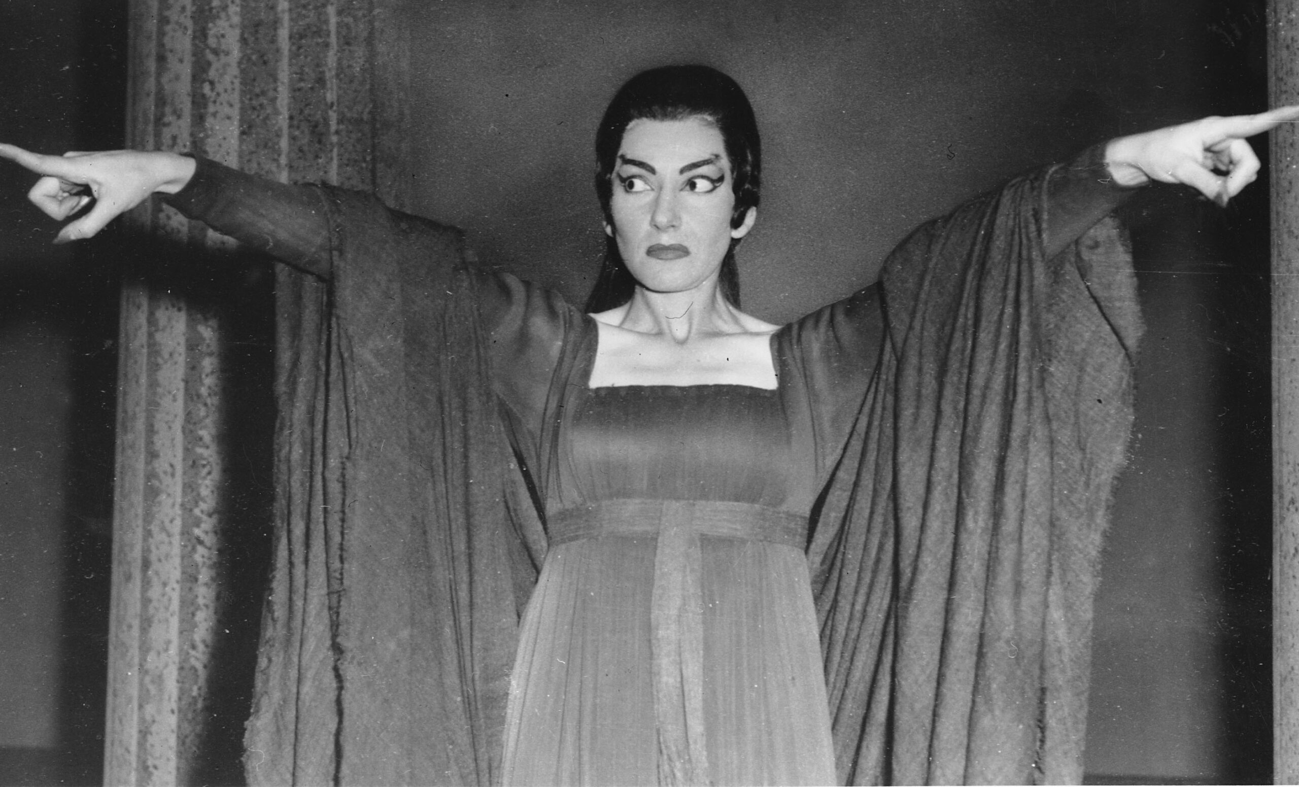 Η [[#Μαρία Κάλλας [Maria Callas]#]] (1923–1977) στον ομώνυμο ρόλο της Μήδειας [Médée] (1797) του [[#Luigi Cherubini [Λουίτζι Κερουμπίνι]#]], στο Royal Opera House [Βασιλικό Θέατρο Όπερας] του Covent Garden (1959), σε σκηνοθεσία [[#Αλέξη Μινωτή [Alexis Minotis]#]] και σκηνικά και κοστούμια [[#Γιάννη Τσαρούχη [Yiannis Tsarouchis]#]]. Η ιστορική παραγωγή αναβίωσε διεθνώς ένα έργο συντεθειμένο ως οπερά-κωμίκ, στην ιταλική όμως υβριδική εκδοχή με τα ρετσιτατίβα του [[#Franz Lachner [Φραντς Λάχνερ]#]] στη θέση των αρχικών ομιλούμενων διαλόγων: χαρακτηριστικό δείγμα της τύχης που επιφύλαξε ο 19ος αιώνας στο σοβαρό ρεπερτόριο του είδους.