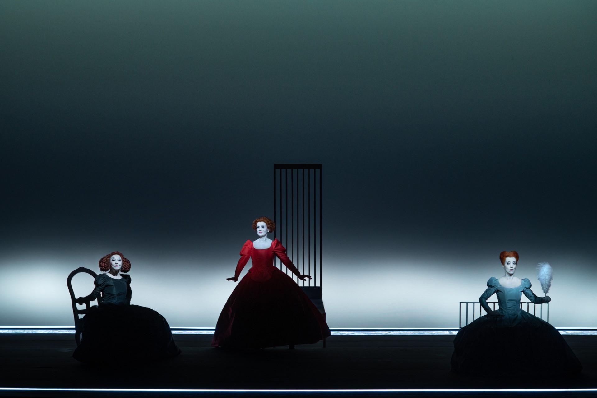 Στιγμιότυπο από την παράσταση Τρεις ψηλές γυναίκες του [[#Edward Albee [Έντουαρντ Άλμπη]#]], σε σκηνοθεσία του [[#Robert Wilson [Ρόμπερτ Ουίλσον]#]], Δημοτικό Θέατρο Πειραιώς, 2024.&nbsp;Μερική αποτύπωση του ιδιαίτερου θεατρικού κώδικα που διέπει την αισθητική της παράστασης (και γενικότερα την τεχνοτροπία) του σκηνοθέτη.