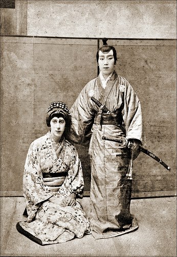 Η [[#Καβακάμι Σαντάγιακκο [Kawakami Sadayakko]#]] (1871-1946), πρώτη επαγγελματίας ηθοποιός της Ιαπωνίας, με τον σύζυγό της [[#Καβακάμι Οτοτζίρο [Kawakami Otojirō]#]] (1864-1911). Η άνοδός της στη σκηνή, γύρω στο 1900, σηματοδότησε τη ρήξη με τη σύμβαση των ανδρών ερμηνευτών στους γυναικείους ρόλους, η οποία διέπει το Καμπούκι.