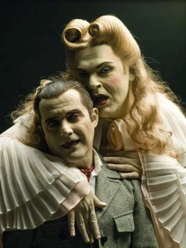 Ο [[#Γεράσιμος Γεννατάς#]] και ο [[#Αντώνης Λουδάρος#]] πρωταγωνίστησαν στο εμβληματικό έργο του Charles Ludlam Η κατάρα της Ίρμα Βεπ, Θέατρο Εγνατία, σκηνοθεσία [[#Κωνσταντίνος Αρβανιτάκης#]].