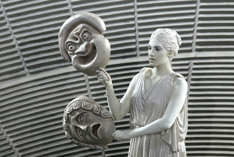 Έμψυχο άγαλμα κρατά τα προσωπεία της κωμωδίας και της τραγωδίας στην τελετή έναρξης των Ολυμπιακών Αγώνων της Αθήνας (2004), σε καλλιτεχνική επιμέλεια του Δημήτρη Παπαϊωάννου [Dimitris Papaioannou].