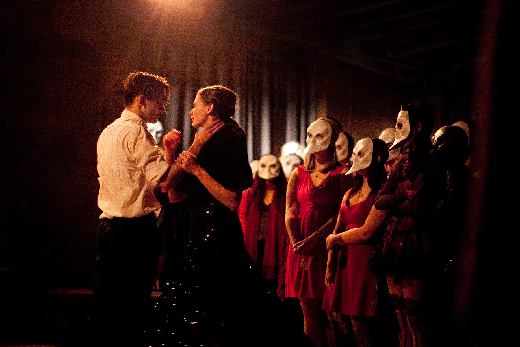 Punchdrunk,&nbsp;Sleep No More [Μην κοιμηθείς ξανά]&nbsp;(Νέα Υόρκη, 2011 κ.ε.), βασισμένο στον&nbsp;Macbeth [Μακμπέθ]&nbsp;του William Shakespeare, σε σκηνοθεσία Felix Barrett [Φίλιξ Μπάρετ] και Maxine Doyle [Μαξίν Ντόιλ]: μασκοφόροι / ες θεατές / θεάτριες περιπλανώνται σιωπηλά στους πέντε ορόφους του McKittrick Hotel, παρακολουθώντας κρυφά σκηνές δολοφονίας, ερωτικής αποπλάνησης και συνωμοσίας. Ολόκληρη η δομή της παράστασης λειτουργεί ως εκτεταμένη σκηνή ωτακουστίας, στην οποία ο/η θεατής / θεάτρια, κρυμμένος / κρυμμένη πίσω από τη μάσκα, γίνεται ο ίδιος / η ίδια ωτακουστής / ωτακούστρια. Φωτογραφία: Robin Roemer.