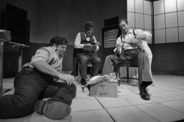 Στιγμιότυπο από τη δραματοποιημένη μεταφορά του έργου&nbsp;Η Πανούκλα&nbsp;[La Peste] του Albert Camus [Αλμπέρ Καμύ], σε σκηνοθεσία Mario Borges [Μάριο Μπόργκες] (Théâtre Sans Fil, 2008). Παρά το γεγονός ότι η αρχική μορφή του έργου είναι μυθιστορηματική, οι πολυάριθμες σκηνικές του μεταφορές το έχουν καθιερώσει στο ρεπερτόριο του υπαρξιστικού θεάτρου. .