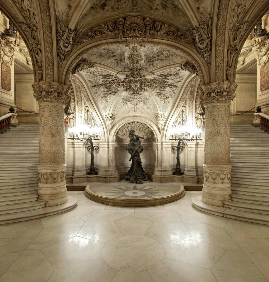 Η αίθουσα του Palais Garnier [Παλαί Γκαρνιέ] στο Παρίσι (Charles Garnier [Σαρλ Γκαρνιέ], 1875). Έχει πεταλοειδή κάτοψη, σειρές θεωρείων σε κόκκινο και χρυσό και οροφή του Μαρκ Σαγκάλ [Marc Chagall] (1964). Ο πλούσιος διάκοσμος καθιστούσε την αίθουσα τόπο κοινωνικής επίδειξης, σύμφωνα με τις επιταγές της αρχιτεκτονικής του θεάτρου του 19ου αιώνα.