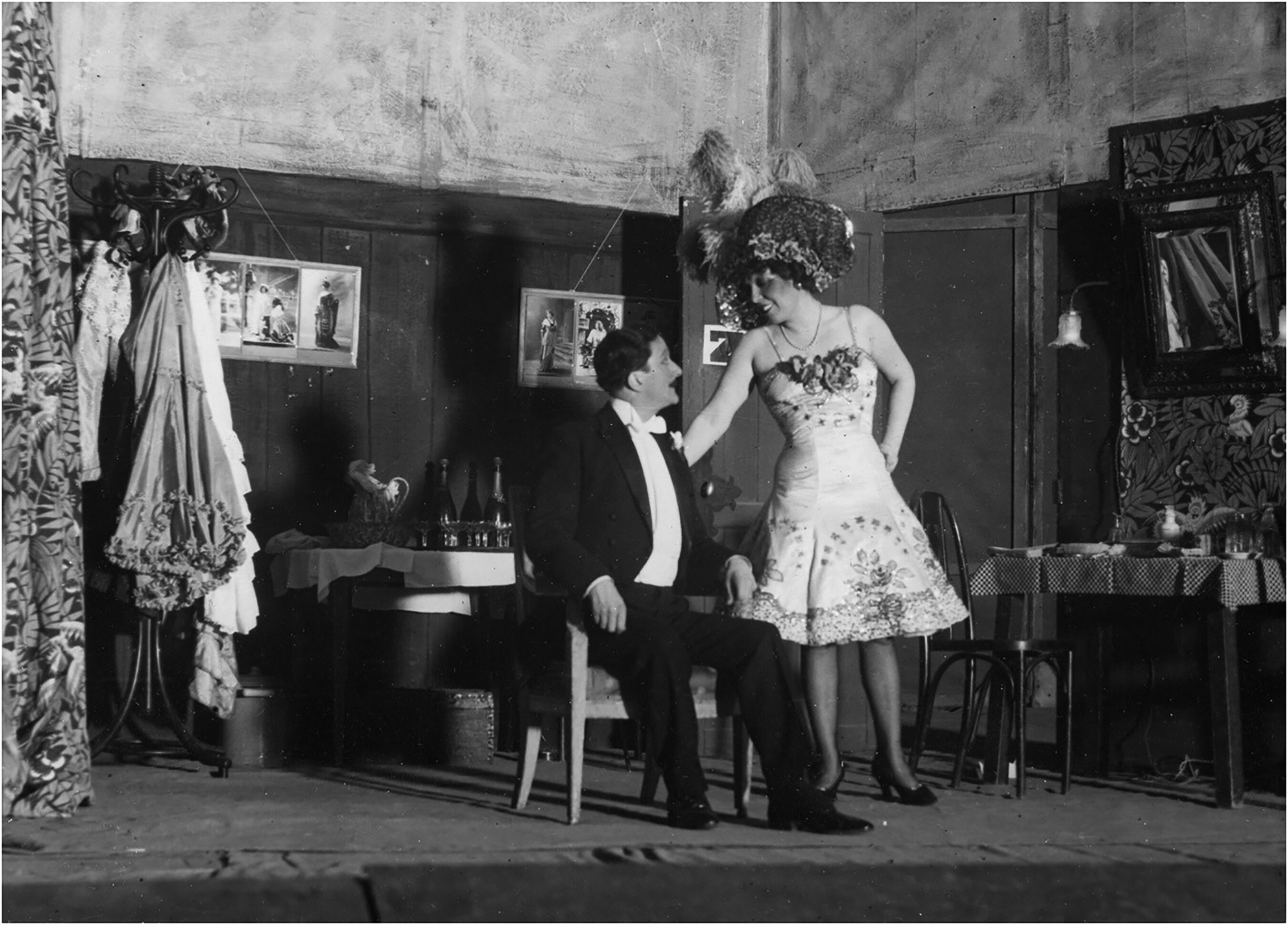 Η πρώτη πράξη της όπερας Zazà, σε μουσική σύνθεση και λιμπρέτο του [[#Ruggero Leoncavallo [Ρουτζέρο Λεονκαβάλλο]#]] (1910), εκτυλίσσεται στο καμαρίνι της ομώνυμης ηρωίδας, η οποία είναι τραγουδίστρια σε ένα κακόφημο μιούζικ χωλ. Η λυρική υψίφωνος [[#Alice Geraldine Farrar [Άλις Τζέραλντιν Φαρράρ]#]] ως Zazà δέχεται στο καμαρίνι τους θαυμαστές της. Νέα Υόρκη, [[#Metropolitan Opera [Μητροπολιτική Όπερα της Νέας Υόρκης]#]], 1920. 