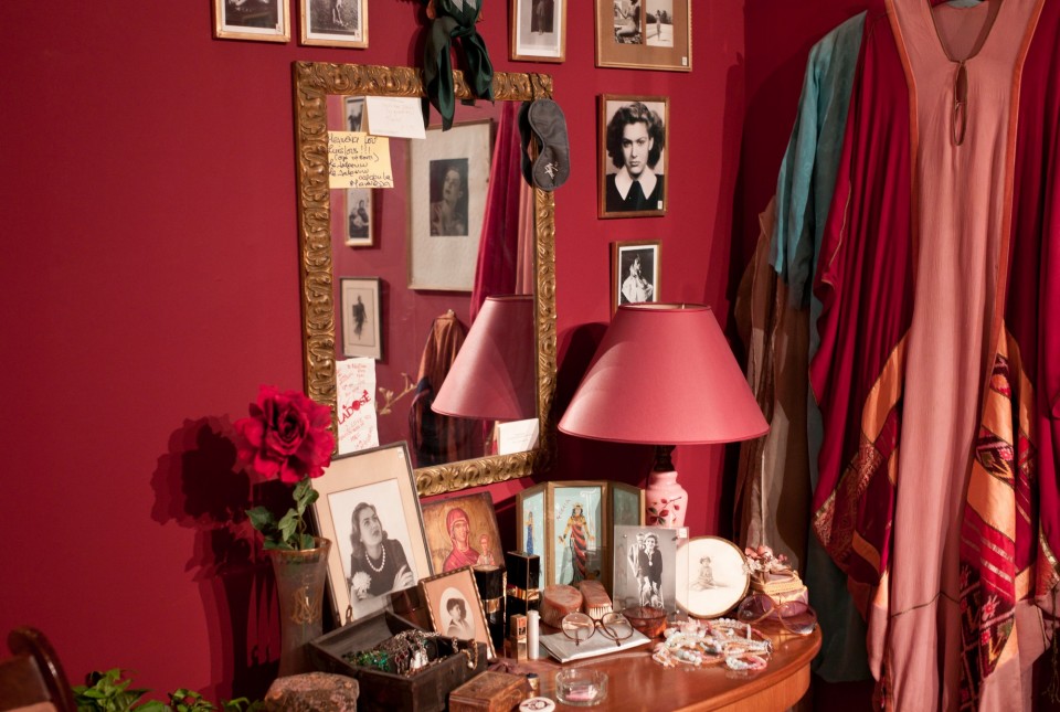 Το καμαρίνι της [[#Μελίνας Μερκούρη [Melina Mercouri]#]]. Φωτογραφική έκθεση «Οδός Μελίνας Μερκούρη», Μουσείο Μπενάκη, (2014).Η φωτογραφία αντλήθηκε από σχετικό άρθρο της [[#Λίνας Ρόκου#]] στον ιστότοπο popaganda.