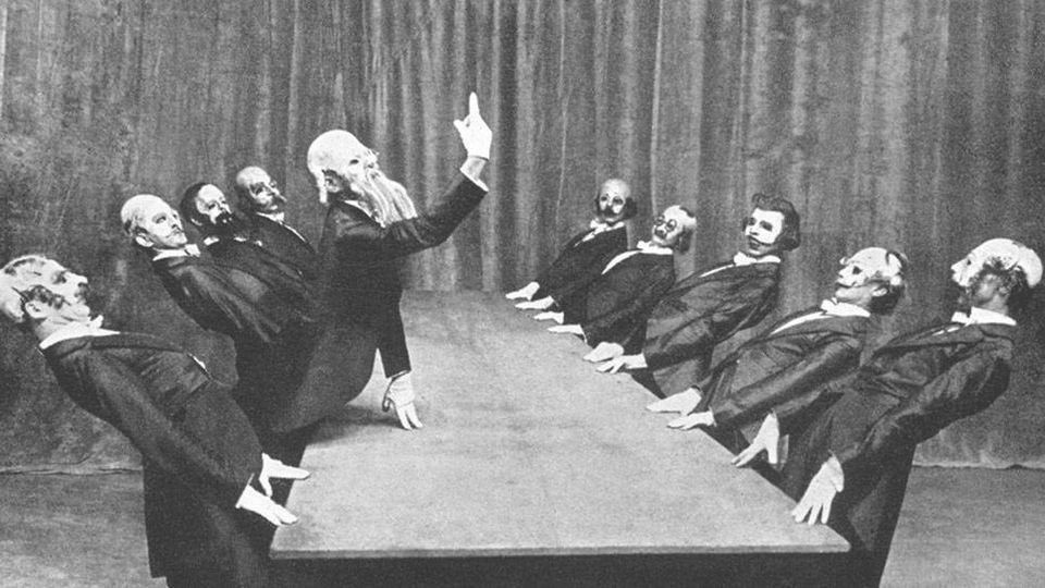 Σκηνή από το&nbsp;Der grüne Tisch&nbsp;[Τo Πράσινο Τραπέζι] (1932) του Kurt Jooss [Κουρτ Γιος], χορογραφία-σταθμό του εκφραστικού χορού. Ο Γιος, μαθητής του Rudolf von Laban [Ρούντολφ φον Λάμπαν], συνέδεσε τον εκφραστικό χορό με τη θεματική του πολέμου και της πολιτικής εξουσίας, γεφυρώνοντας τον γερμανικό εκφραστικό χορό των αρχών του 20ού αιώνα με το χοροθέατρο της Pina Bausch.