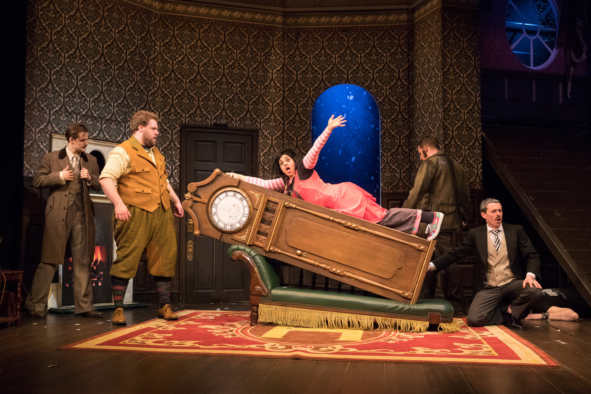 The play that goes wrong [Όλα λάθος] (2012): Η μακρόβια παράσταση των [[#Henry Lewis [Χένρι Λιούις]#]], [[#Jonathan Sayer [Τζόναθαν Σέιερ]#]] και [[#Henry Shields [Χένρι Σιλντς]#]] αποτελεί παρωδία των αστυνομικών δραμάτων μυστηρίου και του ερασιτεχνικού θεάτρου. Το έργο εστιάζει στην αποτυχία των θεατρικών συμβάσεων: σκηνικά που καταρρέουν, ερμηνευτές που ξεχνούν τα λόγια τους και τεχνικά λάθη μετατρέπουν τη σοβαρή ατμόσφαιρα ενός αστυνομικού δράματος της [[#Agatha Christie [Αγκάθα Κρίστι]#]] σε μια παιγνιώδη αποδόμηση της θεατρικής ψευδαίσθησης.