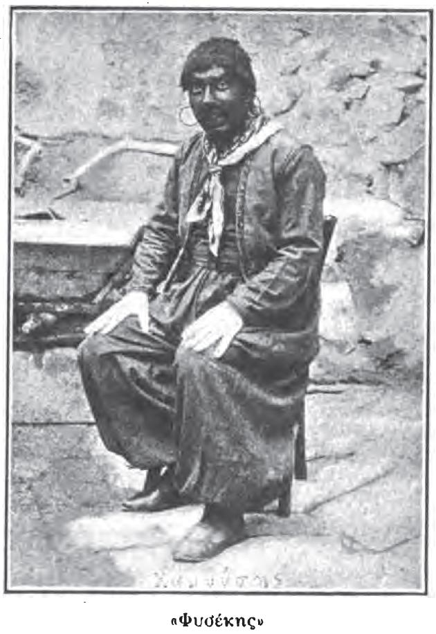 Ο λαϊκός καρατερίστας [[#Ευάγγελος Παντόπουλος#]] ερμηνεύει τον τύπο του Χαρούπη στο δράμα των [[#Adolphe d'Ennery [Αντόλφ ντ' Εννερύ]#]] &amp; [[#Ferdinand Dugué [Φερντινάν Ντυγκέ]#]], Ο Φυσέκης ή Οι νυκτοκλέπται των Παρισίων, το οποίο παρουσιάστηκε για πρώτη φορά στην Αθήνα, στις 17 Δεκεμβρίου 1883.