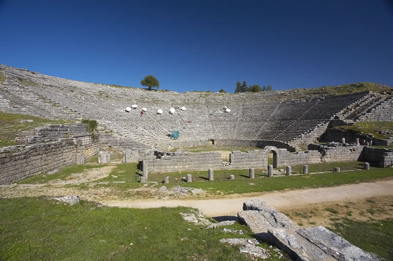 Το αρχαίο θέατρο της Δωδώνης (3ος αι. π.Χ.), ένα από τα μεγαλύτερα της αρχαιότητας, με χωρητικότητα περίπου 18,000 θεατών. Το κοίλον ακουμπά στην πλαγιά και χωρίζεται με διαζώματα σε τρία τμήματα. Δείχνει πώς η αρχαία ελληνική αρχιτεκτονική του θεάτρου αξιοποιούσε το έδαφος. Στη ρωμαϊκή εποχή το θέατρο μετατράπηκε σε αρένα.