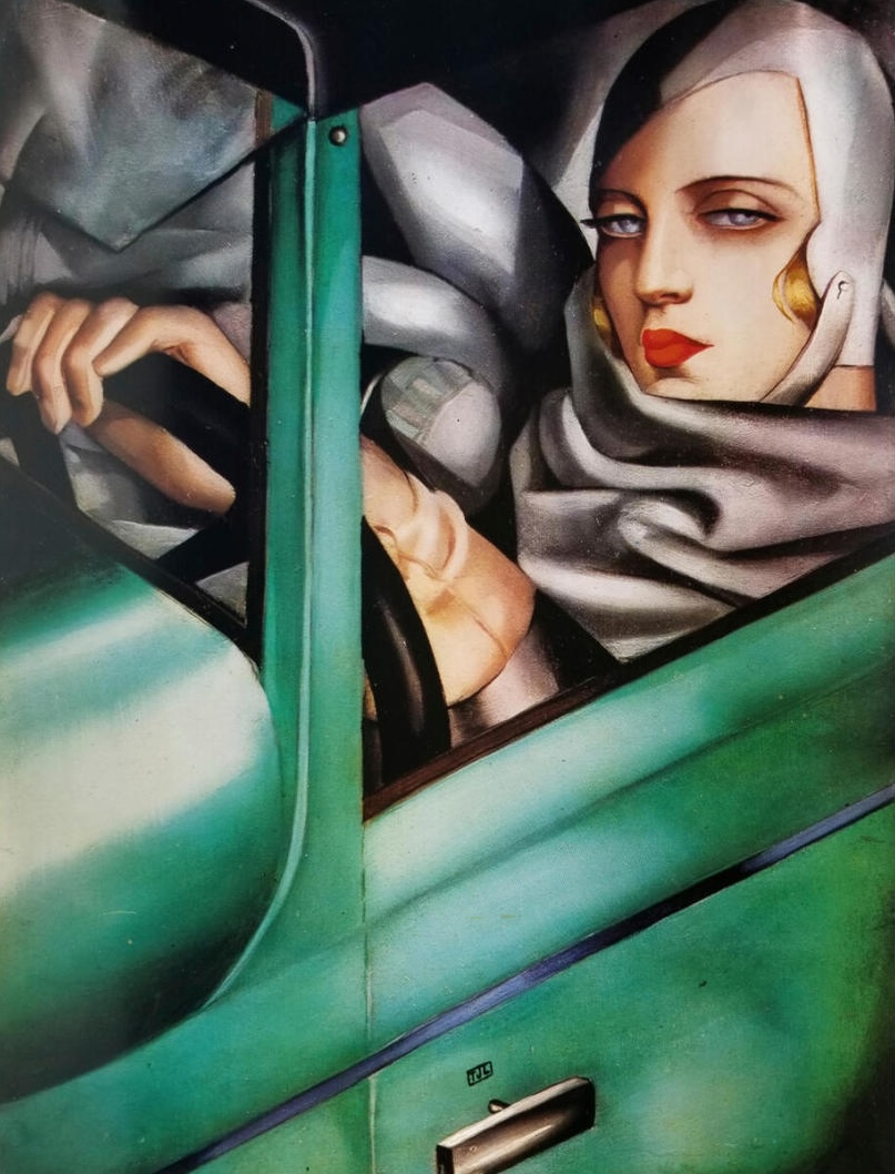 Τamara de Lempicka [Ταμάρα ντε Λεμπίτσκα] (1898–1980), Autoportrait (Tamara in a Green Bugatti) [Αυτοπροσωπογραφία (Η Ταμάρα στην πράσινη Μπουγκάττι)], 1928, εξώφυλλο του γερμανικού περιοδικού μόδας Die Dame (Ιούλιος 1929). Το έργο της Πολωνής ζωγράφου, αν και δεν εντάσσεται ρητά στο κίνημα του φουτουρισμού, διαλέγεται οπτικά με τη φουτουριστική λατρεία της ταχύτητας, του αυτοκινήτου και της μηχανοποιημένης νεωτερικότητας, όπως είχε διακηρυχθεί από τον Filippo Tommaso Marinetti στο Manifesto del Futurismo (1909).
